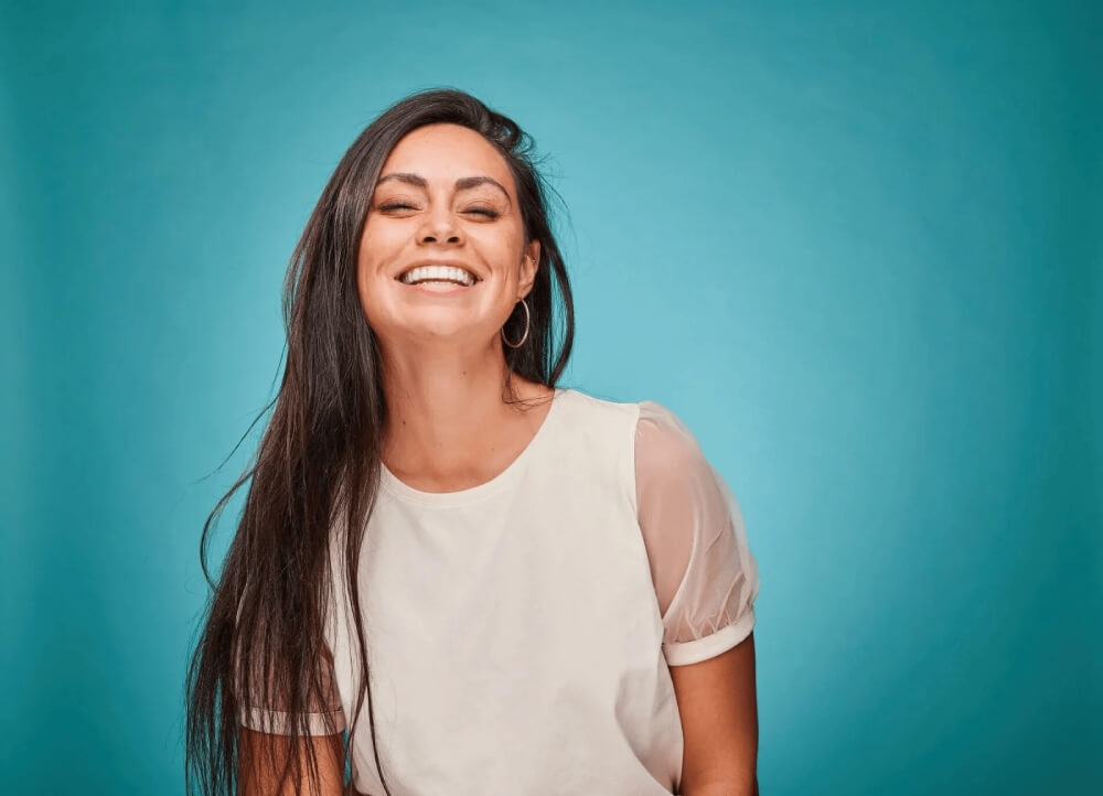 Mulher sorrindo com alinhadores invisíveis ClearCorrect na Smile Center, José Bonifácio, Zona Leste SP.