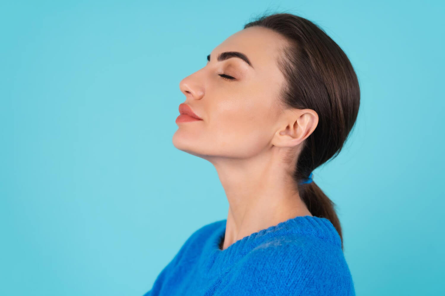Perfil de mulher com mandíbula definida e queixo alinhado, ilustrando o resultado da cirurgia ortognática na Smile Center, José Bonifácio, Zona Leste SP.