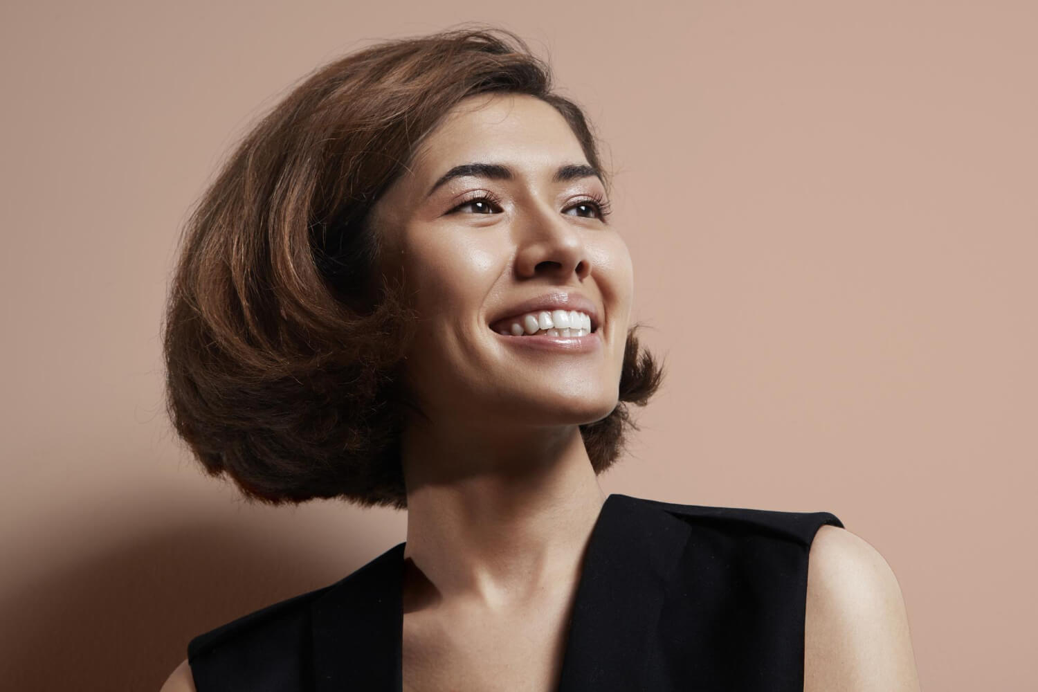 Mulher sorrindo com facetas em porcelana brancas e alinhadas na Smile Center, em José Bonifácio, Zona Leste SP.