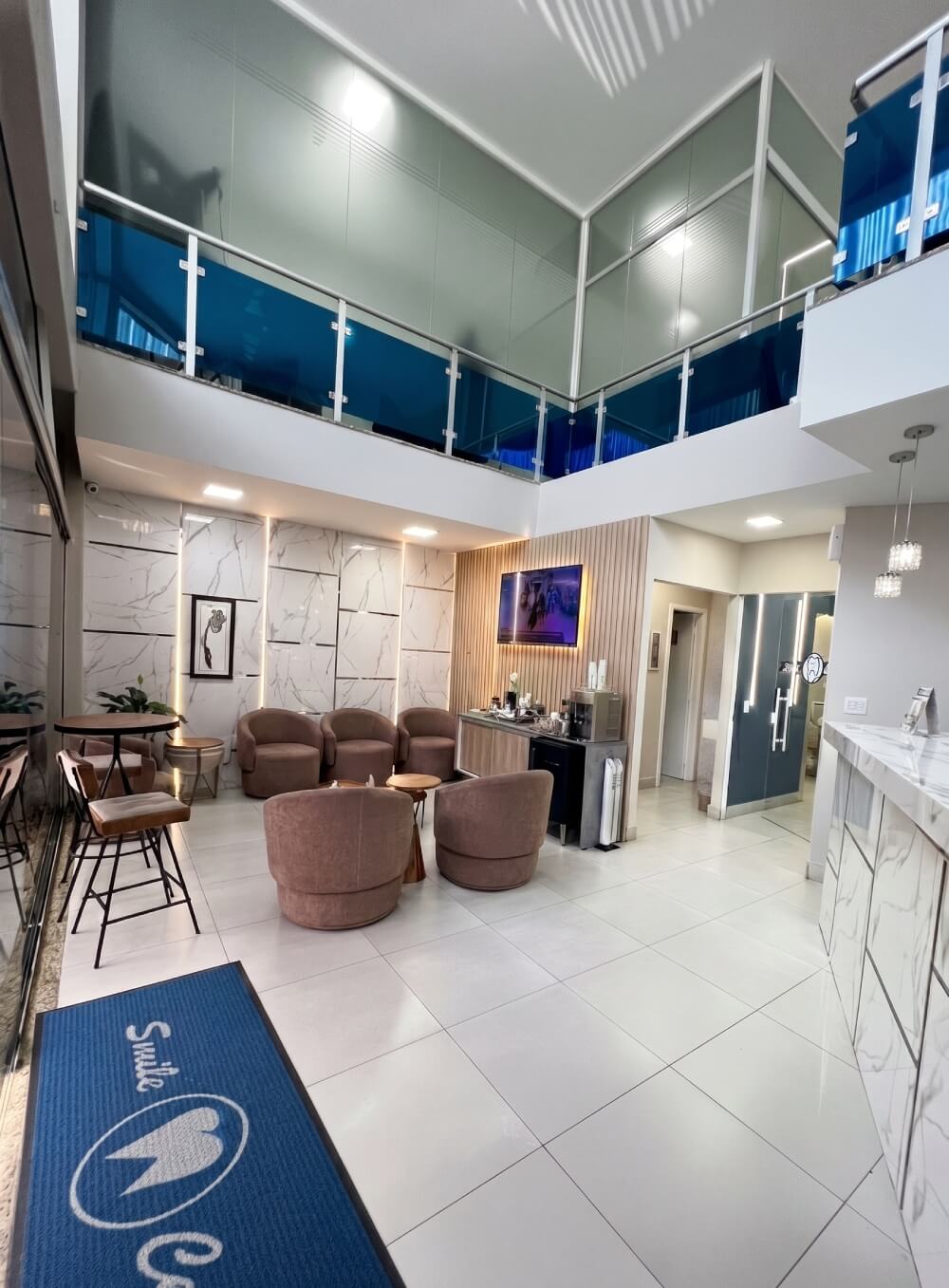 Recepção moderna da Smile Center em José Bonifácio, Zona Leste SP, com poltronas confortáveis e decoração em mármore.